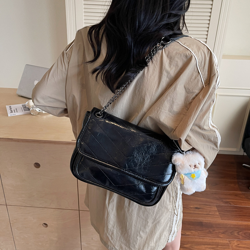 Tas wanita Aimitu model terbaru tahun 2025, gaya modis dan serbaguna, cocok untuk kegiatan sehari-hari, dengan desain sederhana dan santai, termasuk tas selempang, tas pinggang (sling bag) dan tas rantai.