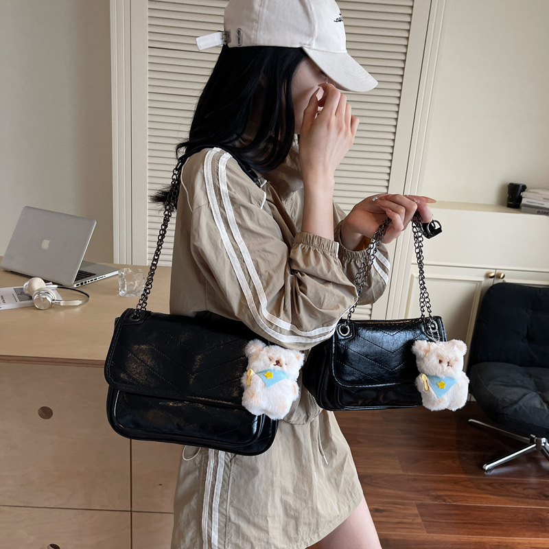 Tas wanita Aimitu model terbaru tahun 2025, gaya modis dan serbaguna, cocok untuk kegiatan sehari-hari, dengan desain sederhana dan santai, termasuk tas selempang, tas pinggang (sling bag) dan tas rantai.